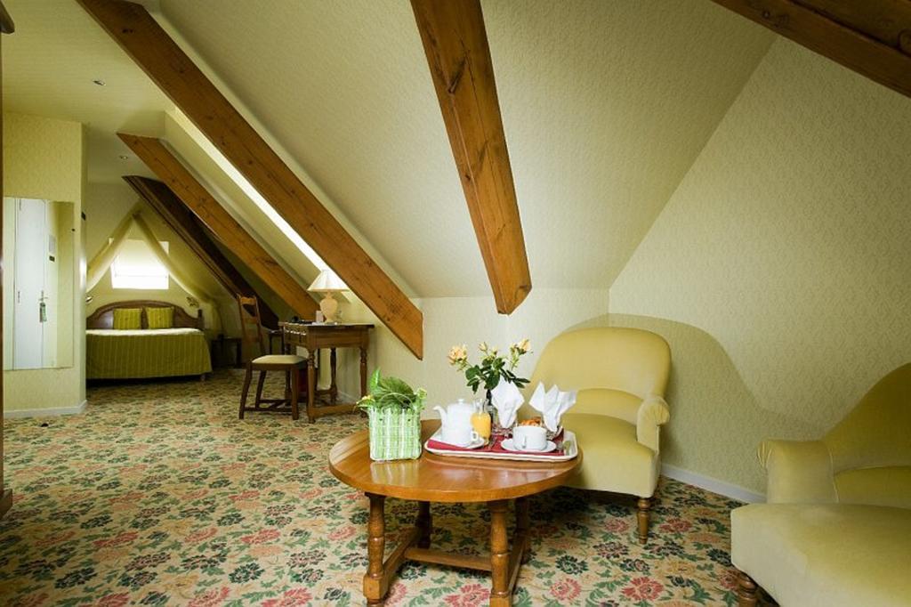 Logis - Belle Hotel, Lille-Ouest Bailleul  Exteriör bild